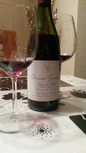 Nos encontramos con un vino biodinamico que nada más acercar la nariz aparecen aromas a ceniza a terror tostados y fruta negra muy madura. Que tras la 1a agitación para airear los tostados hacen su aparición con la fruta negra de fondo En boca la entrada es suave y equilibrado con un paso muy agradable sin aristas y largo posgusto armonizando bien la fruta con la madera. Invitando te a dar otro trago..... lo catamos después de cenar con un humilla y nos sorprendió como sin maridar el vino era el protagonista por si solo.... no necesitaba de acompañarse de comida. El posgusto tan alargado nos sorprendió. No hemos encontrado en España una garnacha tan bien cuidada y exprimiendo tod